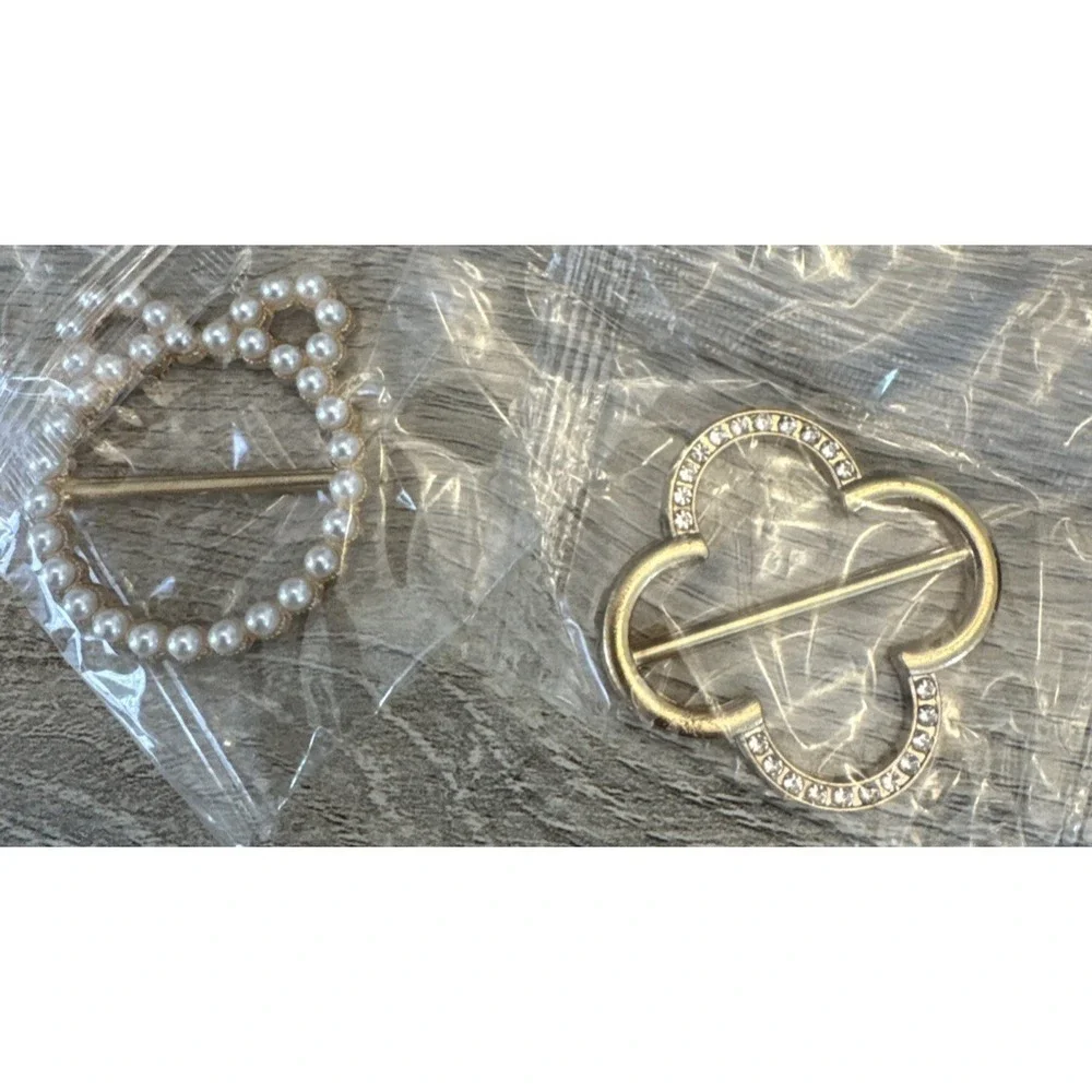 Gold Tone Scarf Clip Set Rhinestone Clover & Faux Pearl Round 1.5 in‎ New